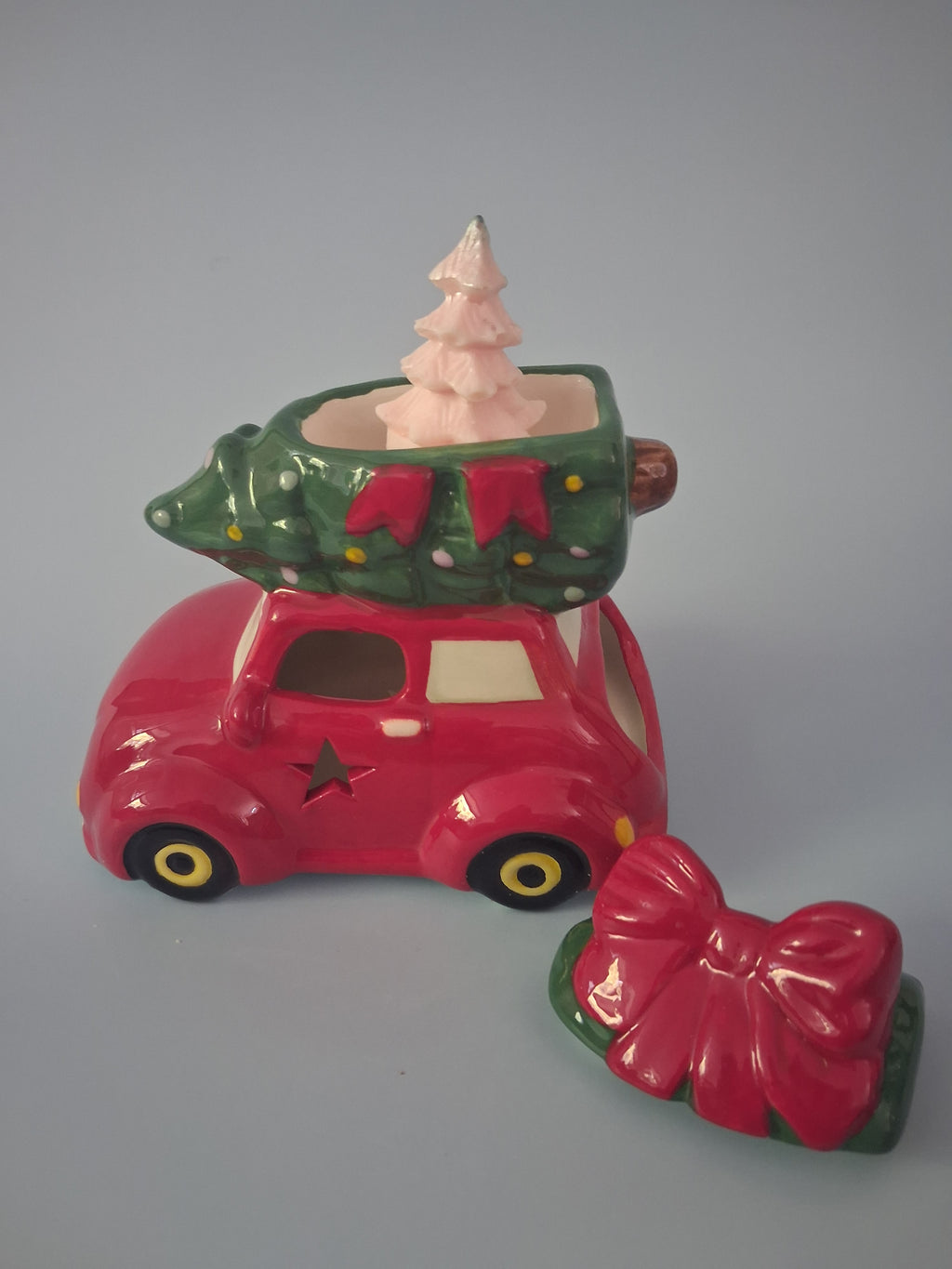Geurbrander Nostalgische auto met Kerstboom