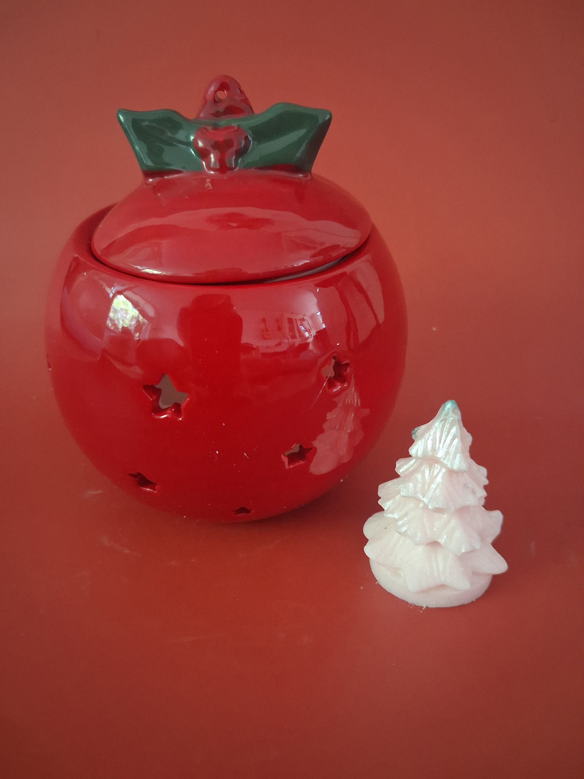 Rode kerstbal waxmeltbrander